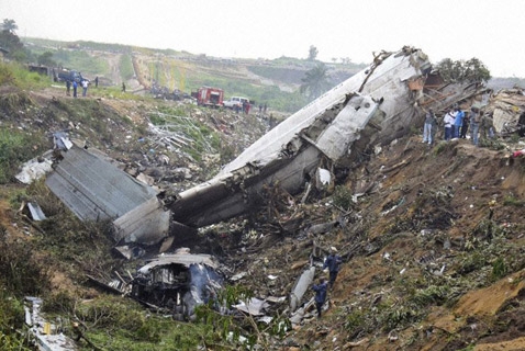 Репортаж Ваху Саруханян і Едіка Багдасаряна   Уламки літака після аварії 30 листопада 2012 року неподалік від аеропорту Майя-Майя