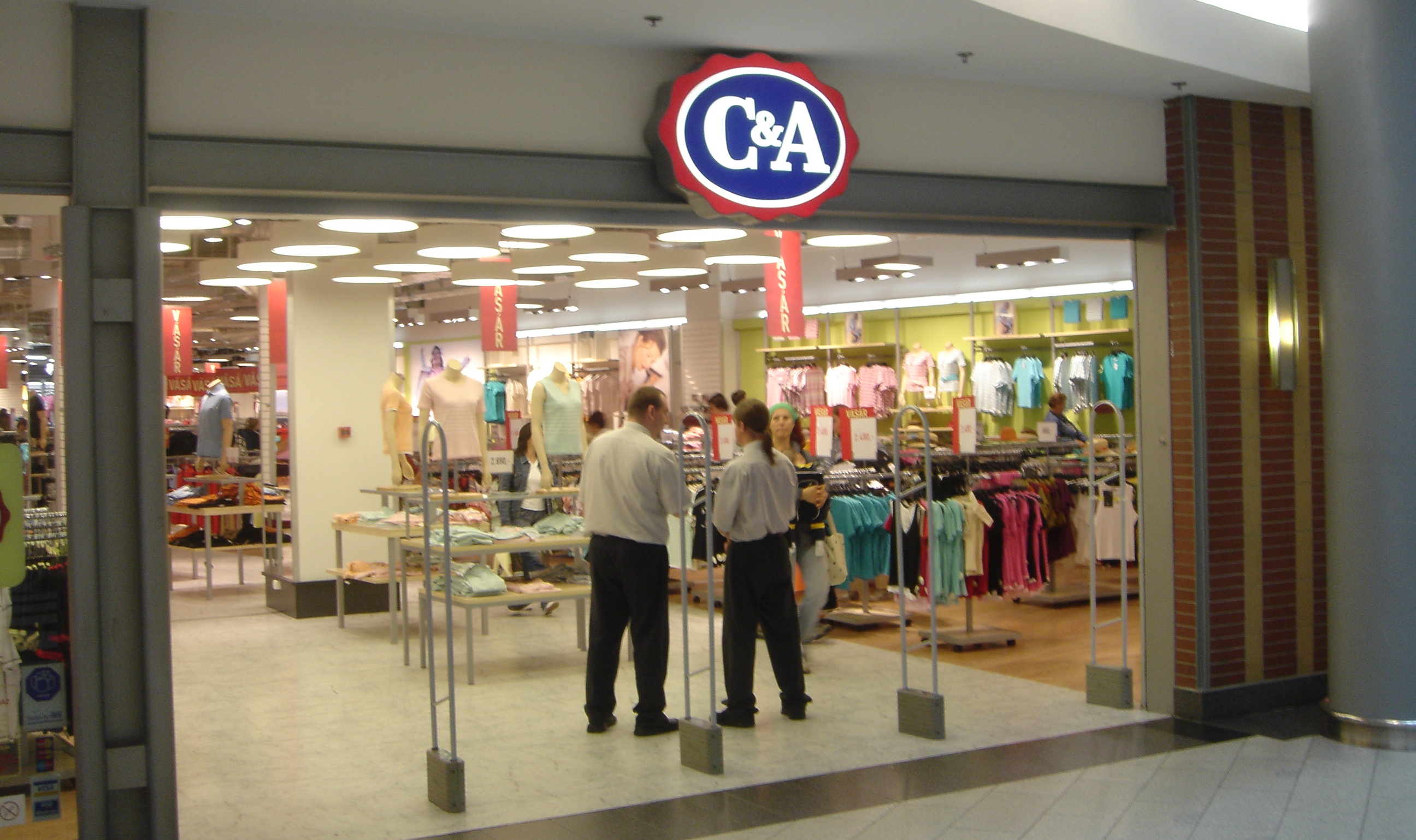 Міжнародний бренд C & A не став продовжувати франчайзинговий договір з російською компанією «РТГ»